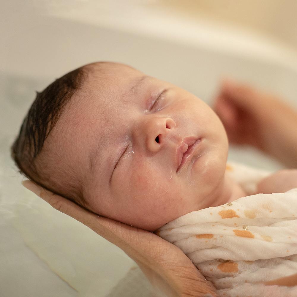 PHOTOGRAPHE  ANGOULÊME CHARENTE CHAMPNIERS  GROSSESSE BAIN ENVELOPPÉ BÉBÉ